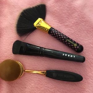 3 make up brushes